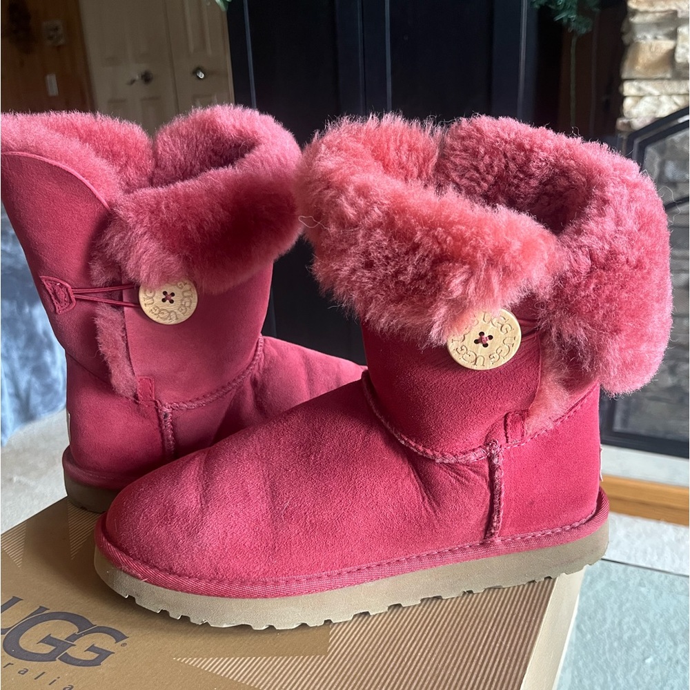 Authentic- Red Bailey Button Short Uggs - Size 7 … - image 1